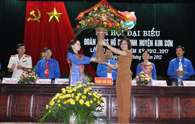 Đ/c Đinh Thị Phượng (bìa phải), ủy viên BCH Trung ương Đoàn, TUV, Bí thư Tỉnh đoàn tặng hoa chúc mừng Đại hội